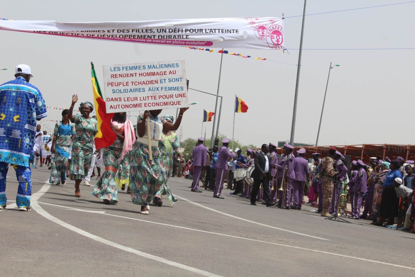 Un défilé aujourd'hui à N'Djamena pour la journée internationale de la femme. Alwihda Info Un défilé aujourd'hui à N'Djamena pour la journée internationale de la femme. Alwihda Info