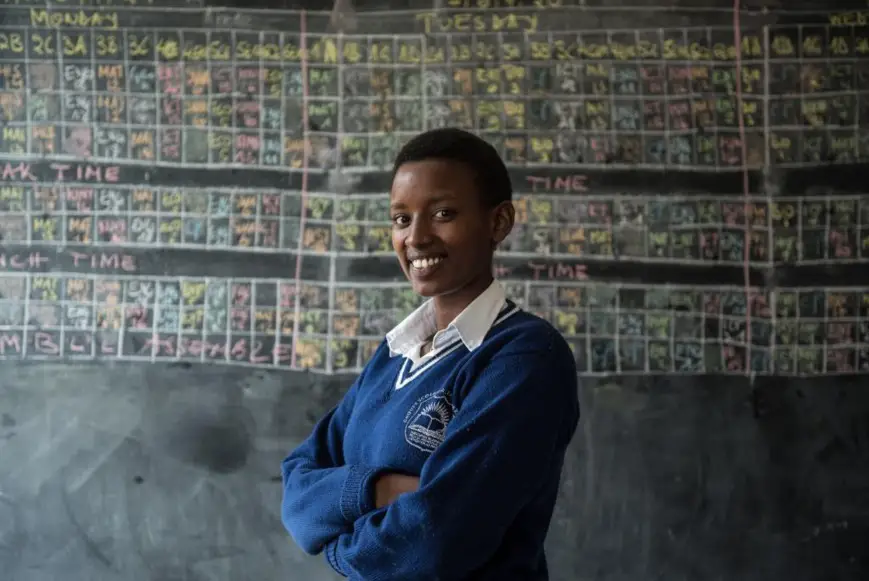 Enid Mbabazi est l'une des milliers de jeunes femmes et hommes qui aiguisent leurs compétences d'employabilité dans le projet Akazi Kanoze mené par EDC au Rwanda. APTE-Sénégal s'appuie sur le projet Akazi Kanoze mené par EDC au Rwanda, qui a permis à des milliers d'étudiants du Rwanda d'acquérir une formation professionnelle et un soutien é la transition de l'école au travail afin d'accroître leurs chances d'embauche - Intersect Jennifer Huxta pour The MasterCard Foundation
