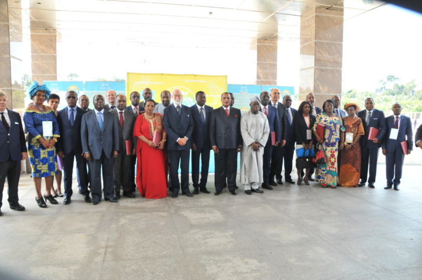 Photo de famille des participants à la conférence sur le Fonds Bleu à Oyo Photo de famille des participants à la conférence sur le Fonds Bleu à Oyo