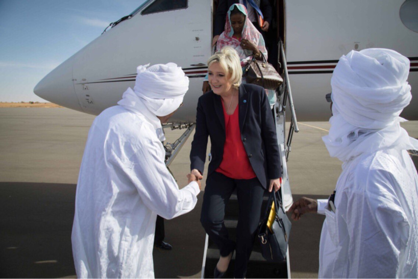 Marine Le Pen, à sa decente d'avion à Am Djarass. Crédit photo : Marine Le Pen