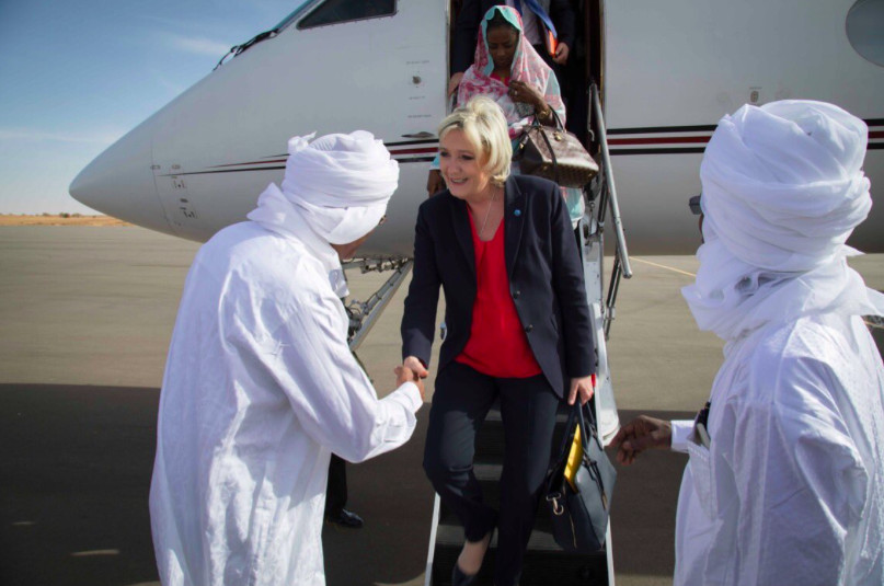 Marine Le Pen accueillie à sa descente d'avion à Am Djarass. Crédits : MLP Marine Le Pen accueillie à sa descente d'avion à Am Djarass. Crédits : MLP
