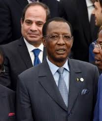 Le Président Idriss Déby, et son homologue égyptien Al-Sissi (derrière). Crédits : Sources Le Président Idriss Déby, et son homologue égyptien Al-Sissi (derrière). Crédits : Sources