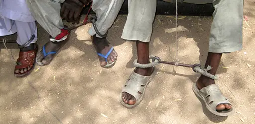 Des détenus enchainés dans une maison d'arrêt au Tchad. Crédits : Sources