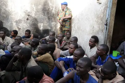 Un soldat tchadien surveille des rebelles faits prisonniers à N'Djamena AFP/Archives Pascal Guyot