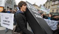 Les étudiants en IUT manifestent en France pour défendre leur formation