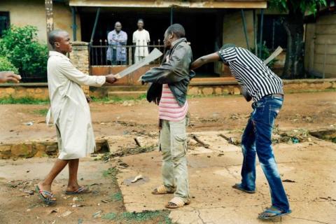 Des milices fouillent un homme en Centrafrique. Crédits : Sources