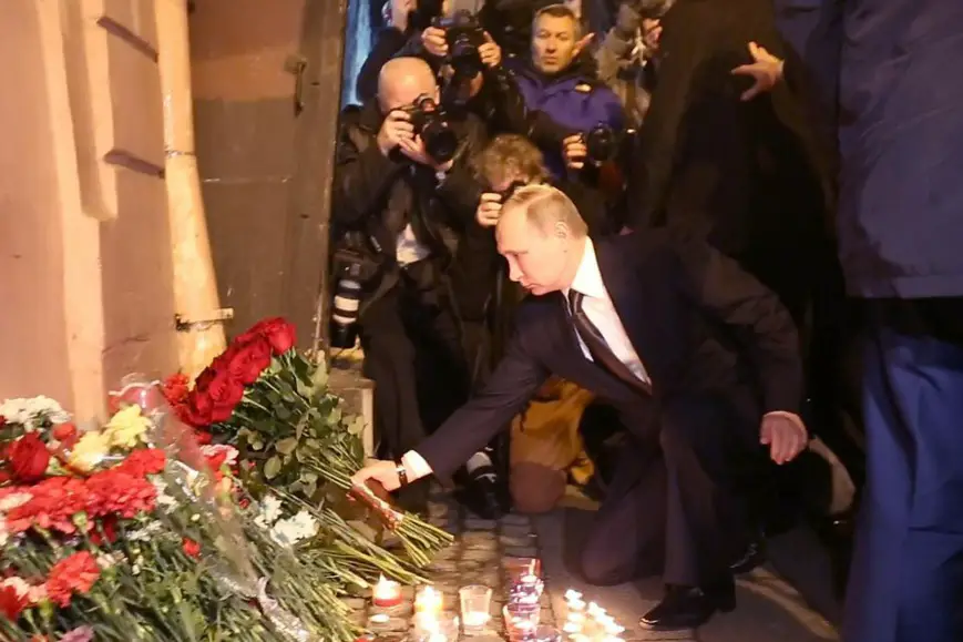 Vladimir Poutine dépose des fleurs pour les victimes de l'explosion dans le métro de Saint-Pétersbourg, le 3 avril 2017. STR - AFP