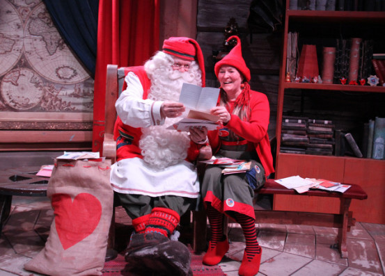 Santa Clause and elf named Rita Matila are reading the letters sent by Chinese children. (Photo by Guan Kejiang from People’s Daily) Santa Clause and elf named Rita Matila are reading the letters sent by Chinese children. (Photo by Guan Kejiang from People’s Daily)