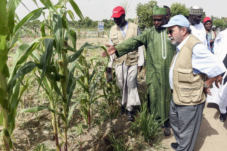 Le Directeur général de la FAO, José Graziano da Silva (à droite), début d’avril 2017, a visité certaines des régions les plus touchées par la faim et la pauvreté au Tchad et dans le nord-est du Nigéria. Photo FAO/Pius Utomi Ekpei