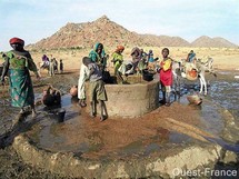 Le puits de Facha, à 28 km au sud d'Abéché. C'est un village d'un millier d'habitants, dominé d'une mosquée en son centre.