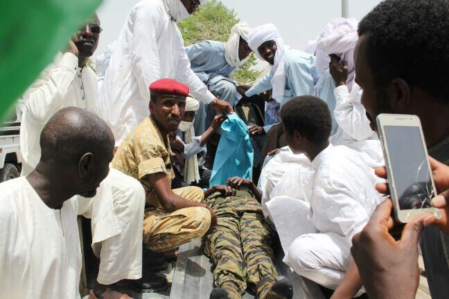 Les familles récupèrent les corps des victimes à la morgue après l'attaque contre un convoi de détenus près de Massaguet, par un commando armé. Alwihda Info.