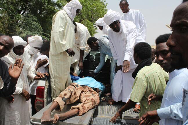 Le corps d'une victime de l'attaque au convoi, transporté par sa famille. Alwihda Info Le corps d'une victime de l'attaque au convoi, transporté par sa famille. Alwihda Info