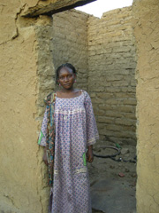 Une femme se tient près de ce qui reste de son foyer familial, à N'Djamena