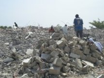 Des familles fouillent les décombres de leurs maisons, démolies par les autorités locales