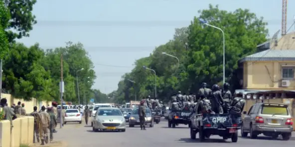 Des policiers et des militaires patrouillent dans les rues de N'Djamena, le 15 juin 2015, au Tchad. © Brahim Adji / AFP
