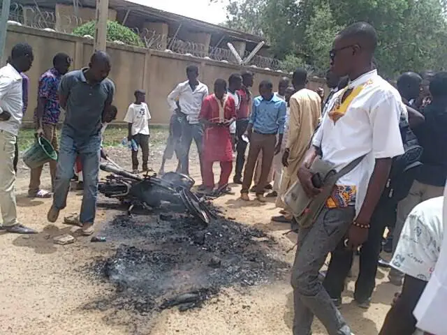 Tchad : Des étudiants manifestent et brûlent une moto à Ardep Djoumal
