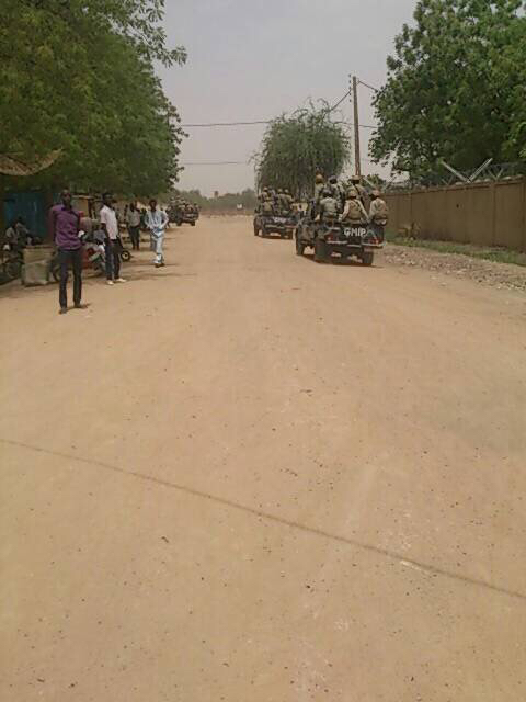 Tchad : Des étudiants manifestent et brûlent une moto à Ardep Djoumal Tchad : Des étudiants manifestent et brûlent une moto à Ardep Djoumal