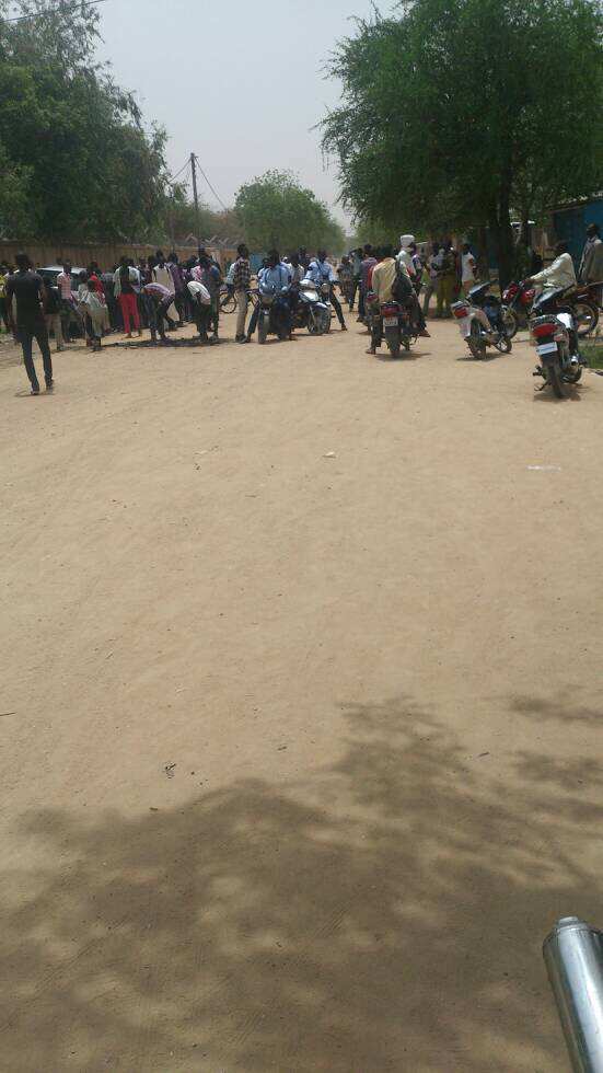 Tchad : Des étudiants manifestent et brûlent une moto à Ardep Djoumal Tchad : Des étudiants manifestent et brûlent une moto à Ardep Djoumal