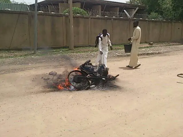 Tchad : Des étudiants manifestent et brûlent une moto à Ardep Djoumal