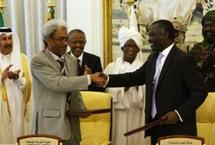 Khalil Ibrahim (d), leader des rebelles du JEM et Amin Hassan Omar, réprésentant du gouvernement soudanais, le 17 février 2009 à Doha Khalil Ibrahim (d), leader des rebelles du JEM et Amin Hassan Omar, réprésentant du gouvernement soudanais, le 17 février 2009 à Doha
