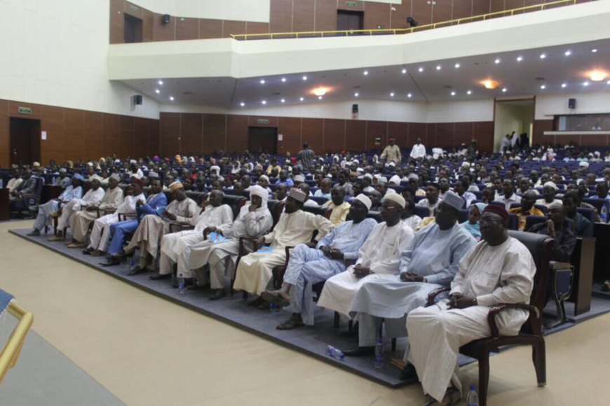 Le jeune cadre et chercheur, Issa Mahamat Abdelmahmout, a présenté, hier, samedi soir, au Palais du 15 janvier, lors d'une cérémonie, le lancement officiel de son livre. Alwihda Info