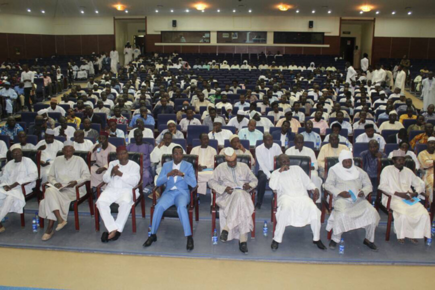 Le jeune cadre et chercheur, Issa Mahamat Abdelmahmout, a présenté, hier, samedi soir, au Palais du 15 janvier, lors d'une cérémonie, le lancement officiel de son livre. Alwihda Info