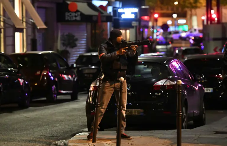 Un policier près du lieu de la fusillade sur les Champs Elysées à Paris le 20 avril 2017 / © AFP / FRANCK FIFE