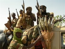 Des soldats tchadiens posent sur leur véhicule, le 18 juin 2008 à Am Zoer (Tchad) Des soldats tchadiens posent sur leur véhicule, le 18 juin 2008 à Am Zoer (Tchad)