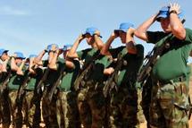 Les soldats de l'Eufor ont troqué leurs bérets contre ceux de l'ONU lors d'une cérémonie à Abéché, dans l'est du Tchad, dimanche 15 mars. Les soldats de l'Eufor ont troqué leurs bérets contre ceux de l'ONU lors d'une cérémonie à Abéché, dans l'est du Tchad, dimanche 15 mars.