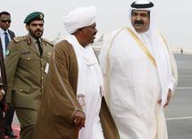 Omar el-Bechir, accueilli par l'émir du Qatar, cheikh Hamad ben Khalifa Al-Thani, à son arrivée à Doha pour le sommet arabe, le 29 mars 2009./REUTERS/Osama Faisal Omar el-Bechir, accueilli par l'émir du Qatar, cheikh Hamad ben Khalifa Al-Thani, à son arrivée à Doha pour le sommet arabe, le 29 mars 2009./REUTERS/Osama Faisal