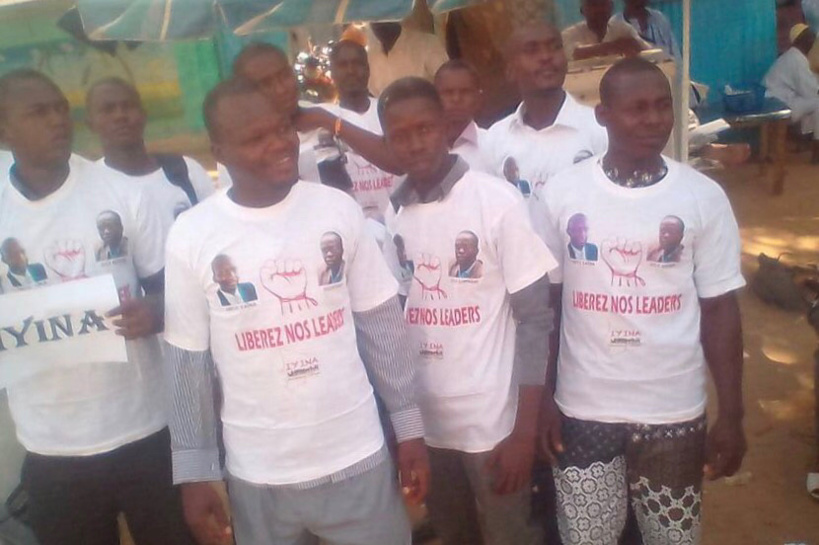 Des jeunes devant le Palais de Justice. Alwihda Info Des jeunes devant le Palais de Justice. Alwihda Info