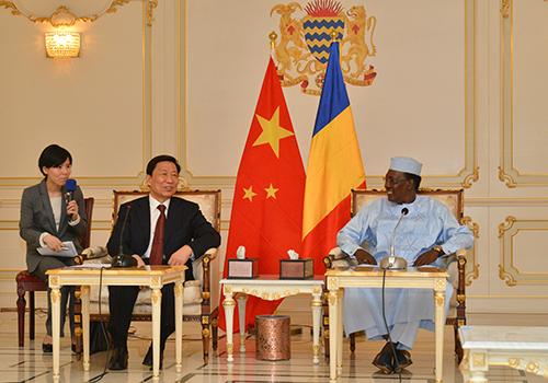 Le Président de la République Idriss Déby a accordé ce matin, une audience au vice-président chinois, M. Li Yuanchao. Le Président de la République Idriss Déby a accordé ce matin, une audience au vice-président chinois, M. Li Yuanchao.