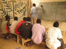 Cours d'alphabétisation au Centre de transit et d'orientation de N'djamena, pour les enfants retirés des forces et groupes armés