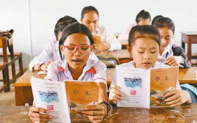 Pic: Cambodian students recite a text of a Chinese book at Chong San Chinese School in Siem Reap. (Photo by Yu Jinghao from People’s Daily)