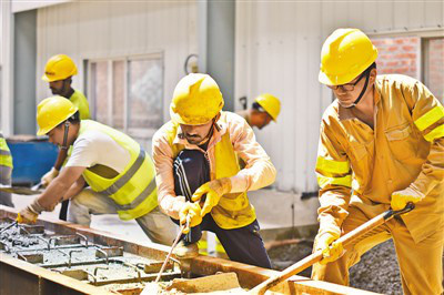 Pic: Chinese and Pakistani workers make concrete sleepers for the Lahore orange line metro project. (By Meng Xianglin from People’s Daily)