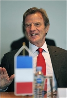 Le ministre des Affaires étrangères Bernard Kouchner le 9 avril 2009 à Sarajevo /AFP/Archives/Elvis Barukcic Le ministre des Affaires étrangères Bernard Kouchner le 9 avril 2009 à Sarajevo /AFP/Archives/Elvis Barukcic
