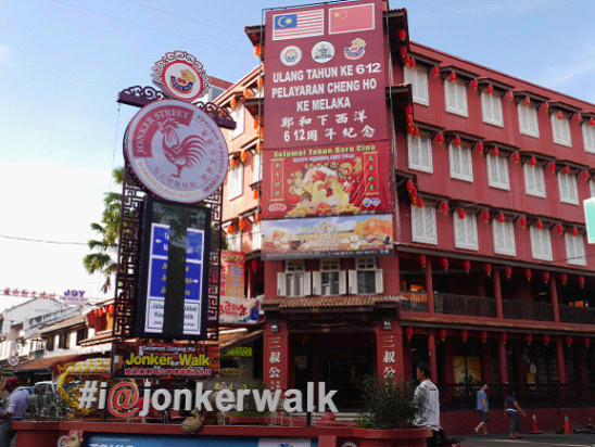 A banner “In commemoration of the 612th anniversary of Zheng He's voyages” is seen in the 300-year-old Jonker Street in Malacca's historic towns. The Jonker Street, the Chinatown street of Malacca, witnessed the frequent exchanges between China and Malaysia in history. (Photo by Yu Yichun from People’s Daily)