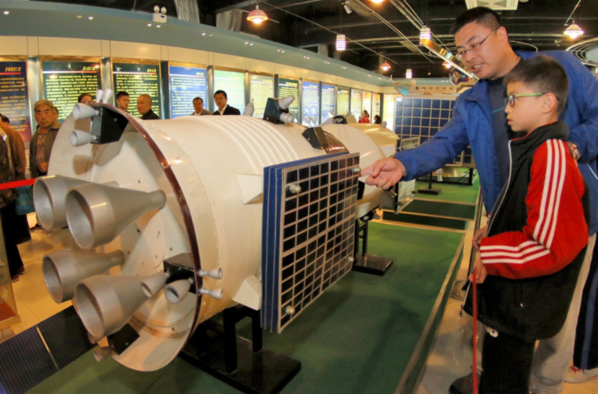 In April 2017, citizens are watching "Shenzhou" spacecraft model, learning the knowledge of space and the achievements of Chinese space development in Yantai, Shandong province. Photo from People's Daily website