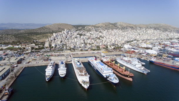 The ferry terminal of the Piraeus Port photographed on May 3. In August 2016, Chinese shipping group COSCO took over the operation of the port. And now it has become a pearl along the Belt and Road under the management of COSCO. Photo : Xinhua News Agency