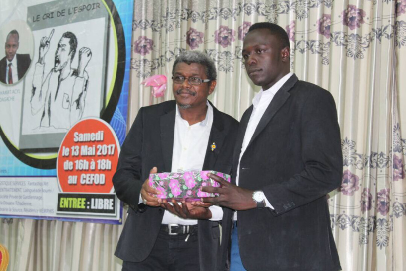 L’écrivain Mahamat Acyl Dagache invite la jeunesse tchadienne à la prise de conscience. Alwihda Info L’écrivain Mahamat Acyl Dagache invite la jeunesse tchadienne à la prise de conscience. Alwihda Info