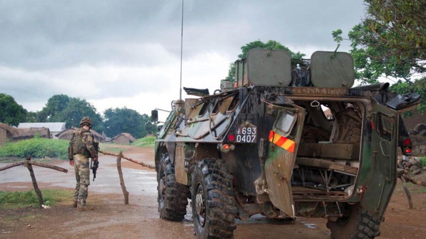 Un soldat, à côté d'un blindé en Centrafrique. Crédits photo : Sources Un soldat, à côté d'un blindé en Centrafrique. Crédits photo : Sources