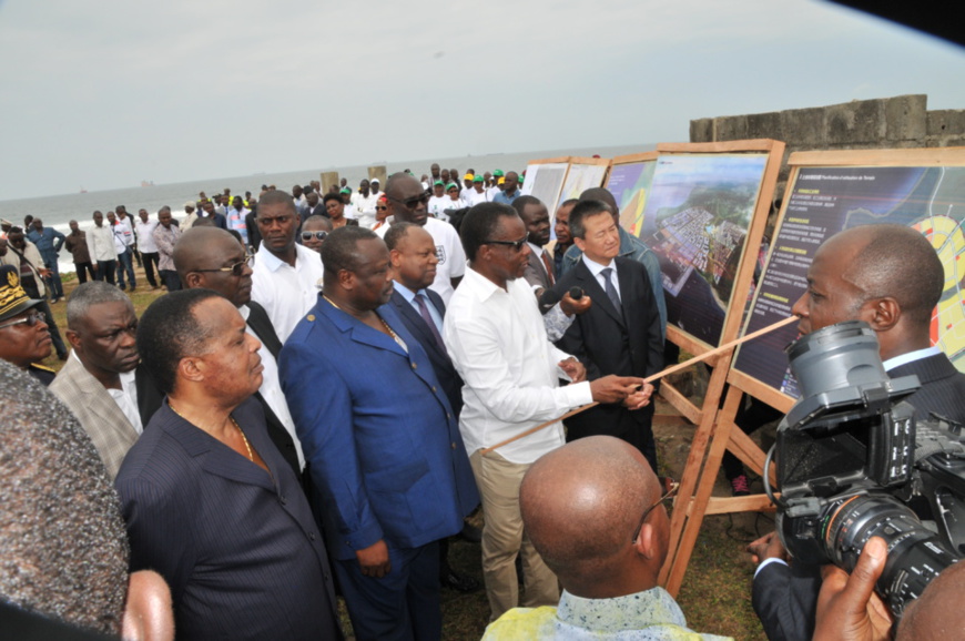 Denis Sassou N'Guesso suivant les explications du ministre des ZES Denis Sassou N'Guesso suivant les explications du ministre des ZES