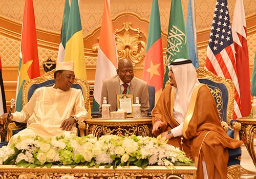 Le dirigeant tchadien est arrivé hier, à Riyad où il participera au sommet arabo-islamo-américain qui s'ouvre aujourd'hui. Le dirigeant tchadien est arrivé hier, à Riyad où il participera au sommet arabo-islamo-américain qui s'ouvre aujourd'hui.