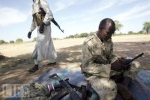 Un responsable rebelle sous les arbres dans le Maqui entrain de manipuler son téléphone Thuraya. Un responsable rebelle sous les arbres dans le Maqui entrain de manipuler son téléphone Thuraya.