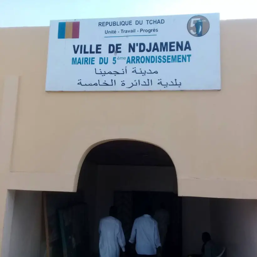 La commune de 5ème arrondissement de la ville de N’Djamena a procédé, hier, lundi 22 mai 2017, à la fermeture provisoire, de 7 unités de fabrique de glace, dans sa circonscription administrative.