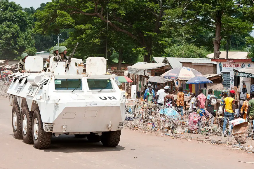 Un véhicule blindé marocain de la Mission multidimensionnelle intégrée des Nations Unies pour la stabilisation en République centrafricaine (MINUSCA). Crédits : UN