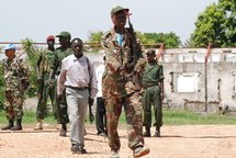 Une femme soldat de la rébellion soudanaise SPLA lors d'une cérémonie de démobilisation, le 10 juin 2009 à Juba