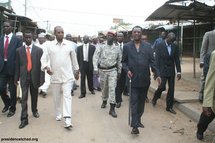 Le Président Idriss DEBY en visite d’inspection du marché à mil de N’Djaména. Jeudi 11 Juin 2009