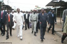 Le Président Idriss DEBY en visite d’inspection du marché à mil de N’Djaména. Jeudi 11 Juin 2009 Le Président Idriss DEBY en visite d’inspection du marché à mil de N’Djaména. Jeudi 11 Juin 2009