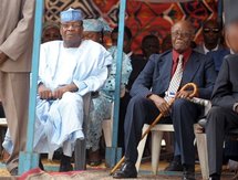 Les anciens présidents tchadiens Lol Mahamat Choua (G) et Félix Malloum (D) le 21 juin 2008 à N'djamena